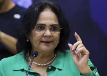 Damares diz que vai visitar Bolsonaro para “abraçar e orar” na véspera do julgamento