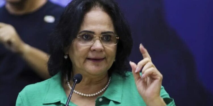 Damares diz que vai visitar Bolsonaro para “abraçar e orar” na véspera do julgamento