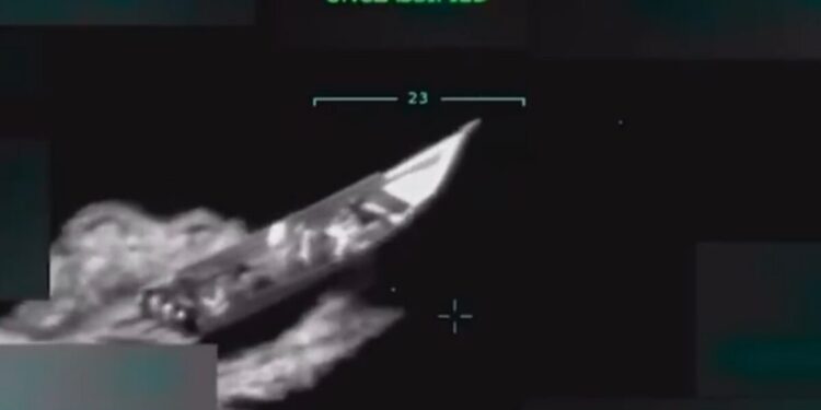 EUA ataca embarcação da Venezuela que transportava drogas e 11 morrem, afirma Trump