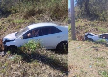 Carro colide com poste na Bunjiro Nakao e duas pessoas ficam feridas