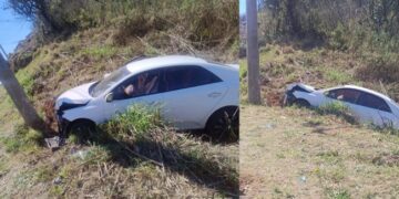 Carro colide com poste na Bunjiro Nakao e duas pessoas ficam feridas
