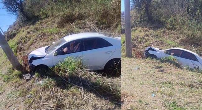 Carro colide com poste na Bunjiro Nakao e duas pessoas ficam feridas