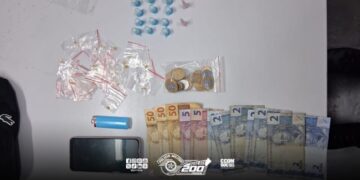 Traficante é flagrado pela polícia vendendo drogas no Centro de Cotia