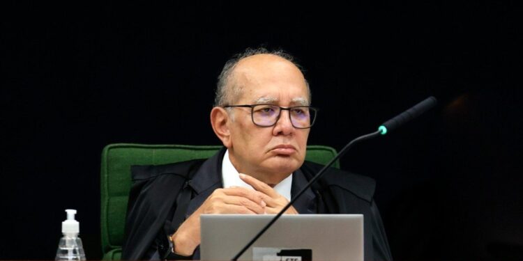Gilmar Mendes participa de ato por ‘soberania e democracia’ com petistas