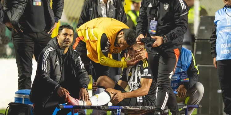 Atlético-MG confirma grave lesão de Cuello e torcedores lamentam perda: “Imagem muito forte mesmo”