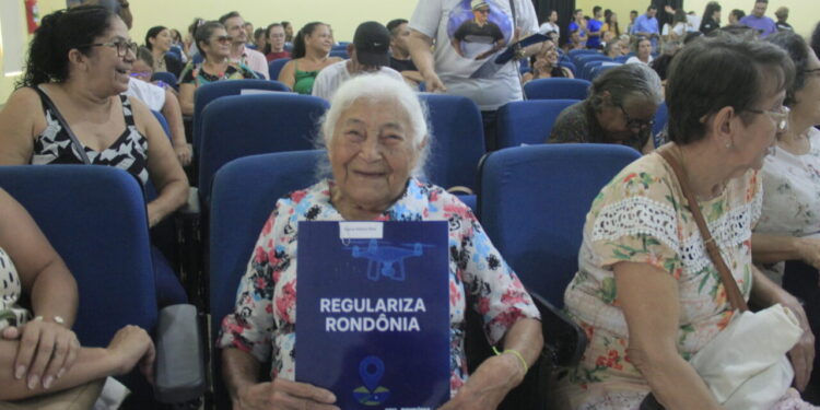 Governo de RO soluciona problema histórico com entrega de títulos no bairro Costa e Silva