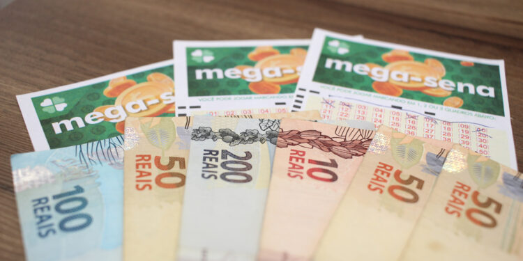 Mega-Sena 2918 de R$ 48 milhões; quanto rende na poupança e CDB