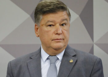 Presidente da CPI do INSS suspende sessão após silêncio de depoente