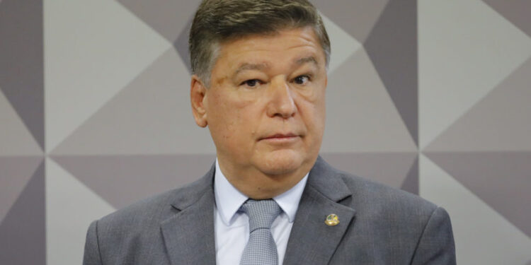 Presidente da CPI do INSS suspende sessão após silêncio de depoente