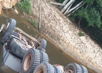 Motorista sobrevive por milagre após caminhão cair em córrego na zona rural de Ji-Paraná