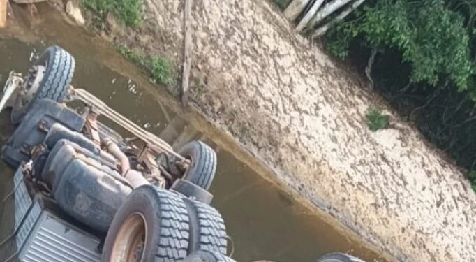 Motorista sobrevive por milagre após caminhão cair em córrego na zona rural de Ji-Paraná