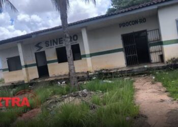 PM flagra suspeitos com fios de cobre e ferramentas furtadas em prédio abandonado de Vilhena