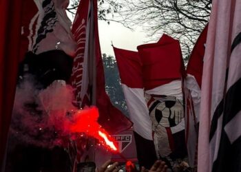 Torcedores do São Paulo fazem festa antes de decisão contra LDU