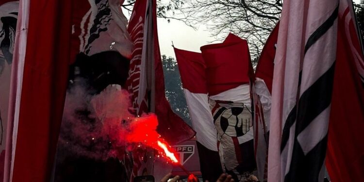 Torcedores do São Paulo fazem festa antes de decisão contra LDU