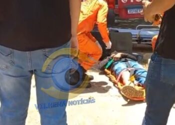 Acidente entre carro e moto deixa motociclista ferido na avenida Curitiba, em Vilhena