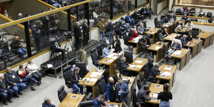 Após mortes por metanol, Câmara vai acelerar projeto que endurece penas para falsificação de bebidas