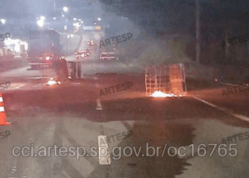 Caminhão é fechado, carga cai na pista e pega fogo na Raposo Tavares, em Cotia
