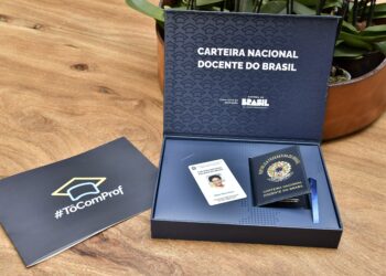 Carteira Nacional do Docente é uma medida de valorização profissional, diz especialista