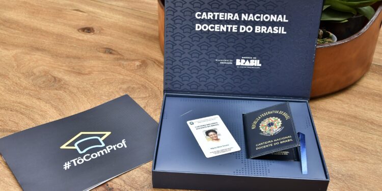 Carteira Nacional do Docente é uma medida de valorização profissional, diz especialista