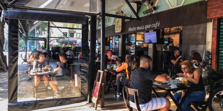 Crise do metanol: 52% dos bares de SP tiveram queda nas vendas, diz associação