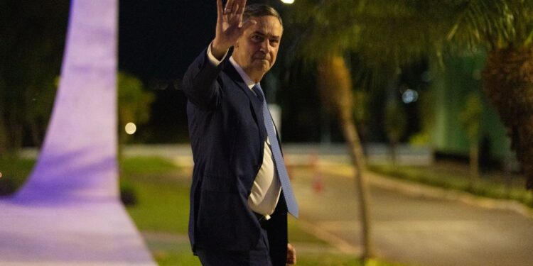 Barroso anuncia aposentadoria antecipada do STF e abre corrida por sucessão: ‘Hora de seguir novos rumos’; veja vídeo