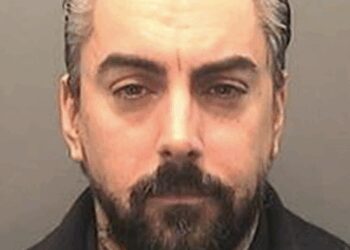Ex-vocalista dos Lostprophets, condenado por abusos sexuais de menores, morre após ataque na prisão