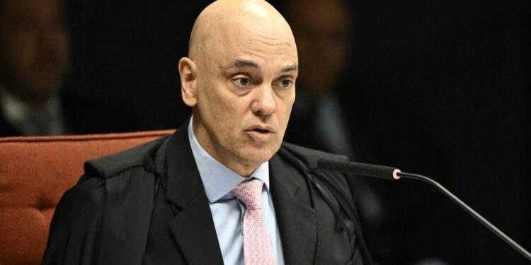 Moraes suspende destituição e dá 24h para Filipe Martins apresentar última defesa