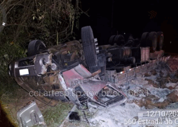 Após tombamento, motorista de caminhão morre na Raposo Tavares