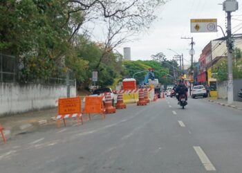 Motoristas devem ficar atentos a interdição parcial no centro de Cotia