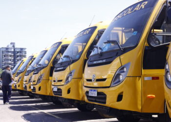 Ônibus e embarcações são entregues pelo Governo de Rondônia para fortalecer transporte de estudantes de locais de difícil acesso