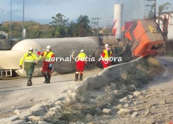 Carreta carregada de cimento tomba na Raposo Tavares, em Cotia