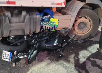 Motocicleta fica embaixo de caminhão após acidente impressionante na Rua Aracaju, em Ji-Paraná