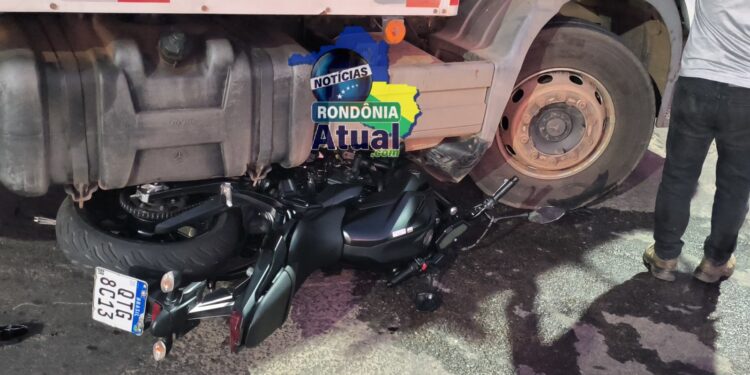 Motocicleta fica embaixo de caminhão após acidente impressionante na Rua Aracaju, em Ji-Paraná