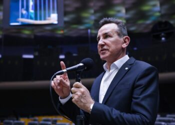 “Não são os catarinenses que estão tirando a vaga do Senado da Carol”, dispara deputado de SC