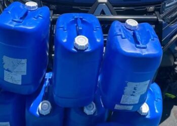 GCM de Carapicuíba apreende porções e bombonas com drogas em favela