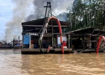 PF e Ibama destroem 49 embarcações usadas em garimpo ilegal no Rio Madeira