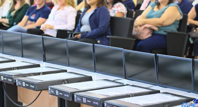 Deputado pede a governador investimento em ar condicionado e informática em sete escolas de Cotia