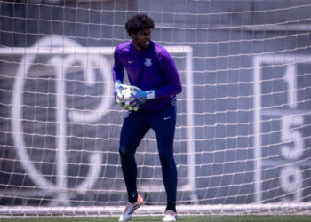 Corinthians informa situação física de Hugo Souza; confira