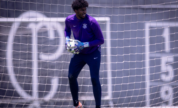 Corinthians informa situação física de Hugo Souza; confira