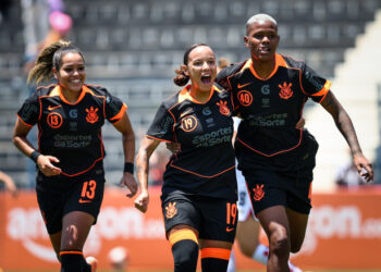 Desfalcado, Corinthians vence o São Paulo e dispara na liderança do Paulistão Feminino