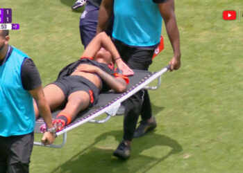 Atacante do Corinthians bate a cabeça no gramado e é substituída no clássico contra o São Paulo