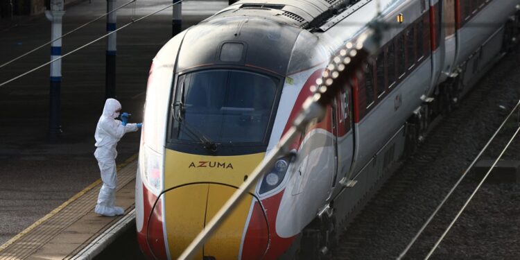 Dez pessoas são esfaqueadas dentro de trem que seguia para Londres