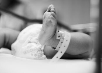 Bebê é internado com fratura e lesões graves e mãe e padrasto são investigados em SC