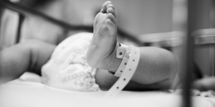 Bebê é internado com fratura e lesões graves e mãe e padrasto são investigados em SC