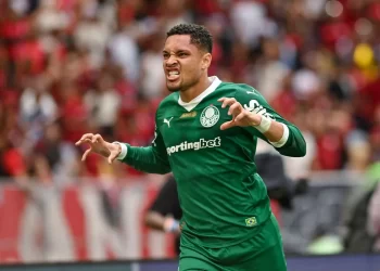 Manchester United prepara grande oferta ao Palmeiras por Vitor Roque