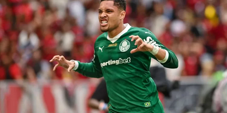 Manchester United prepara grande oferta ao Palmeiras por Vitor Roque