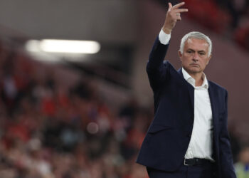 O onze do Benfica frente ao Leverkusen: Mourinho aposta em Leandro Barreiro