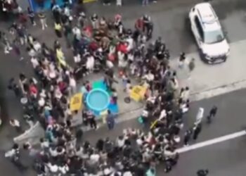 Igreja evangélica realiza batismo em plena Avenida Paulista