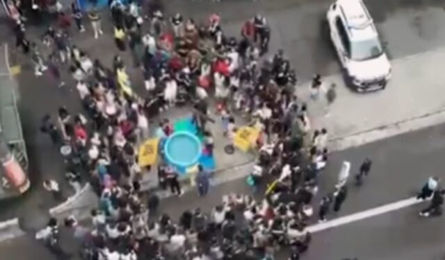 Igreja evangélica realiza batismo em plena Avenida Paulista