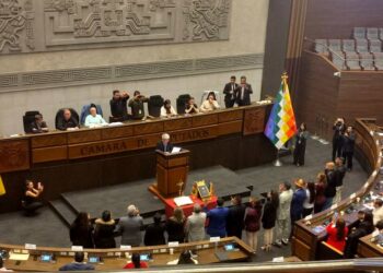 Bíblia e crucifixo voltam à Câmara da Bolívia após 16 anos